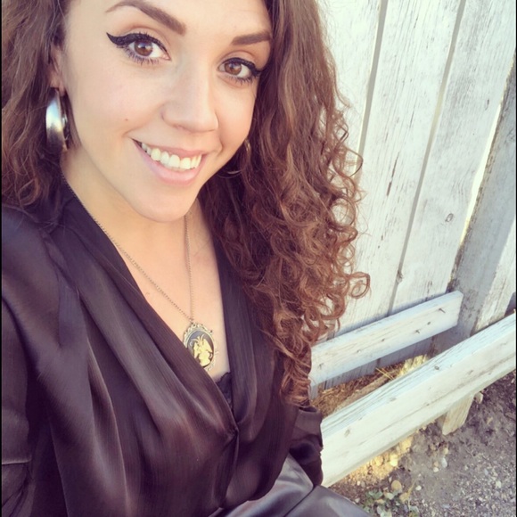 Meet your Posher, Whitney - Picture 3 of 6